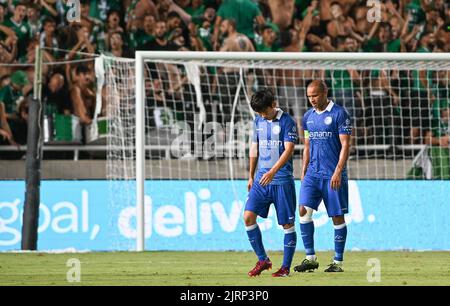 Hyunseok de Gent Hong et Vadis Odjidja-Ofoe de Gent semblent découragés lors d'un match de football entre la Cypriote Omonia Nicosie et la Belge KAA Gent de Nicosie, Chypre, le jeudi 25 août 2022, la partie de retour des éliminatoires pour le concours de l'UEFA Europa League. BELGA PHOTO DAVID CATRY Banque D'Images