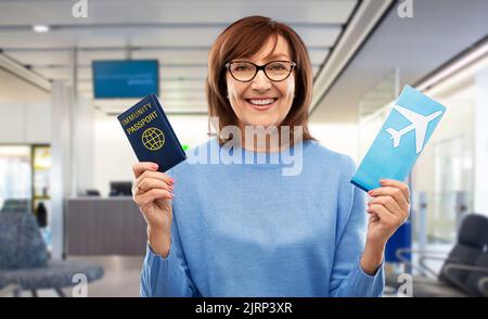 femme âgée avec passeport d'immunité et billet d'avion Banque D'Images