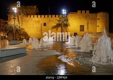 Le château d'Altamira ou le palais d'altamira d'Elche la nuit. Situé dans la communauté Valencienne, Alicante, Elche, Espagne. Banque D'Images