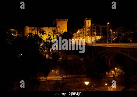 Le château d'Altamira ou le palais d'altamira et la basilique Santa Maria d'Elche la nuit. Situé dans la communauté Valencienne, Alicante, Elche, Espagne. Banque D'Images