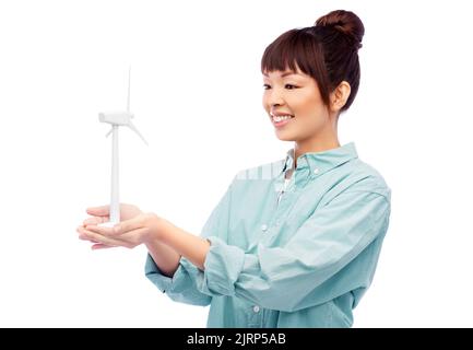 jeune femme asiatique souriante avec jouet éolienne Banque D'Images