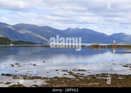 Port Appin, juste au nord du Loch Creran. En regardant directement de l'autre côté de la bande d'eau appelée la Lynn de Lorn à l'île de Lismore. Banque D'Images