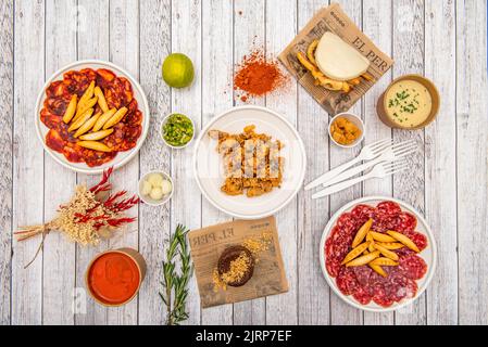 Ensemble de tapas de la cuisine espagnole et une trempette avec le calmar, tapas de chorizo ibérique nourri à l'acorn avec le croutons et un autre de salchichon et une recette avec le salmor Banque D'Images