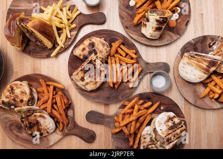 Beaucoup de sandwichs espagnols avec garnitures variées, burgers briochés, tartes et frites et frites de patate douce Banque D'Images