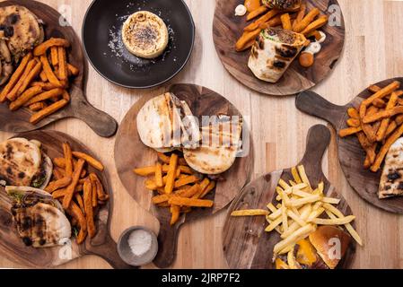 Beaucoup de sandwichs espagnols avec garnitures variées, tartes et pommes de terre frites et patates douces frites Banque D'Images