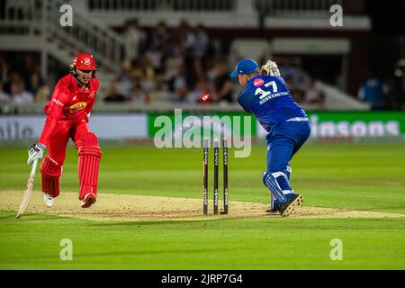 LONDRES, ROYAUME-UNI. 24th août 2022. Pendant la centaine - l'Esprit de Londres contre le feu gallois au terrain de cricket du Seigneur mercredi, 24 août 2022 à LONDRES ANGLETERRE. Credit: Taka G Wu/Alay Live News Banque D'Images