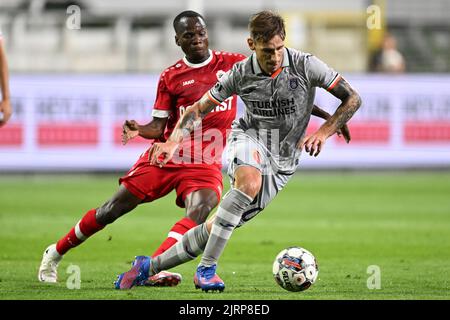 ANVERS - (lr) Alhassan Yusuf du FC royal d'Anvers, Lucas Biglia d'Istanbul Basaksehir lors du match de la Ligue des conférences de l'UEFA entre le FC royal d'Anvers et Istanbul Basaksehir au stade de Boseuil sur 25 août 2022 à Anvers, Belgique. ANP | hauteur néerlandaise | GERRIT DE COLOGNE Banque D'Images