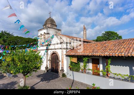 Ancienne église coloniale dans la ville de Nogueras, Comala, Colima, Mexique Banque D'Images