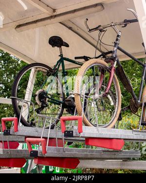 Gare de Chessington South, sud-ouest de Londres, Royaume-Uni ; la station de vélo où les voyageurs quittent leurs vélos avant d'embarquer ou de quitter le train Banque D'Images