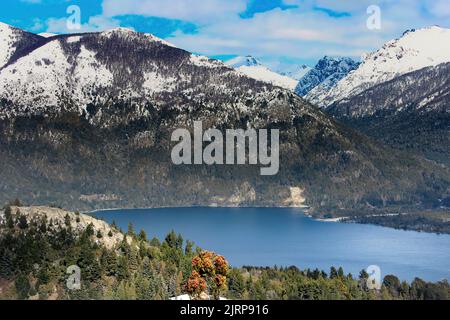 Paysage des Andes, Bariloche, sud de l'Argentine, avec lac et montagne enneigée en arrière-plan Banque D'Images