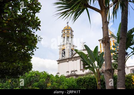 Église dans la ville magique de Comala à Colima, Mexique, ville blanche, photo grand angle. Banque D'Images