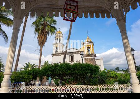 Église dans la ville magique de Comala à Colima, Mexique, ville blanche, photo grand angle. Banque D'Images