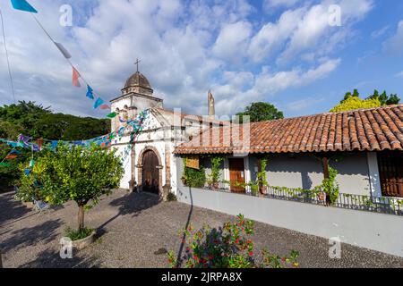 Ancienne église coloniale dans la ville de Nogueras, Comala, Colima, Mexique Banque D'Images