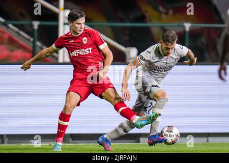 ANVERS, BELGIQUE - AOÛT 25 : Jurgen Ekkelenkamp du FC Royal Anvers, Lucas Biglia de Basaksehir FK lors de la Ligue des conférences de l'UEFA deuxième match de la coupe entre le FC Royal Anvers et Istanbul Basaksehir au Bosuilstadion sur 25 août 2022 à Anvers, Belgique (photo de René Nijhuis/Orange Pictures) Banque D'Images