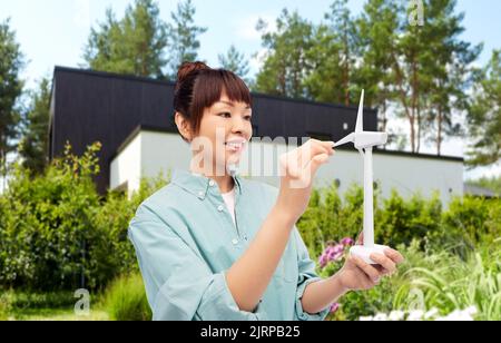 jeune femme asiatique souriante avec jouet éolienne Banque D'Images