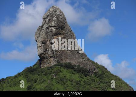 Colline de Pico vue de la plage de Conceicao, à, archipel de Fernando de Noronha , Pernambuco, Brésil. Banque D'Images