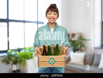 jeune femme asiatique souriante triant des déchets de verre Banque D'Images