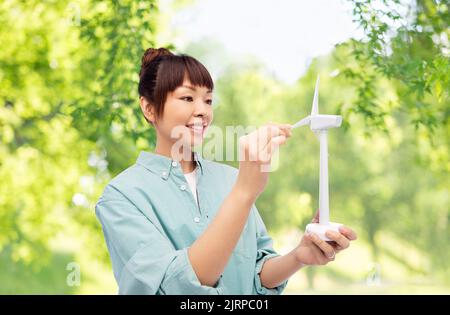 jeune femme asiatique souriante avec jouet éolienne Banque D'Images