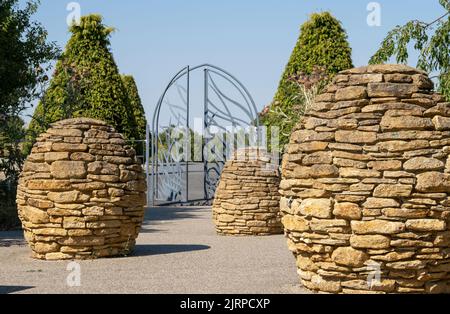 Le jardin du moine aux ruines de l'abbaye de Lesnes, le monastère construit au 12th siècle situé à Abbey Wood, dans le quartier de Londres de Bexley, au Royaume-Uni. Banque D'Images