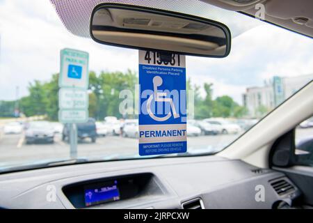 Étiquette pour personnes handicapées pour le stationnement dans les places de parking spéciales réservées au conducteur handicapés Banque D'Images