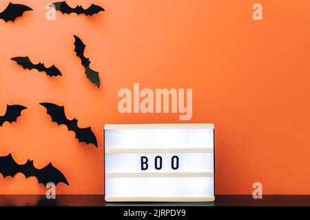 Décoration Halloween, visionneuse avec message « Boo » et silhouettes noir effrayantes de chauves-souris. Banque D'Images