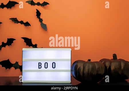 Visionneuse avec texte Boo , citrouilles noires et silhouettes de chauve-souris. Décoration de fête d'Halloween Banque D'Images