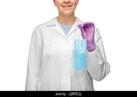 femme souriante médecin portant un masque médical Banque D'Images