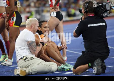 Katarina JOHNSON-THOMPSON, d'Angleterre, étant interviewée par Iwan Thomas dans l'heptathlon féminin aux Jeux du Commonwealth de 2022 à Birmingham. Banque D'Images