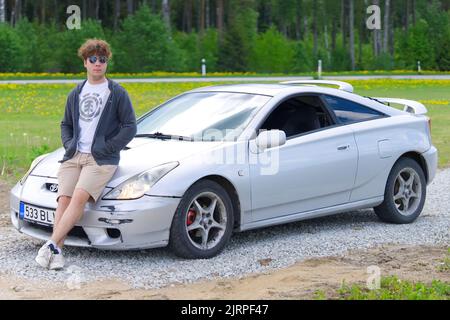 Toyota Celica et jeune propriétaire dans la nature. Banque D'Images