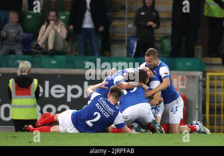 Kyle McClean de Linfield (obscurci) célèbre le premier but de son équipe lors du match de l'UEFA Europa Conference League à Windsor Park, Belfast. Date de la photo: Jeudi 25 août 2022. Banque D'Images