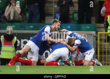 Kyle McClean de Linfield (obscurci) célèbre le premier but de son équipe lors du match de l'UEFA Europa Conference League à Windsor Park, Belfast. Date de la photo: Jeudi 25 août 2022. Banque D'Images