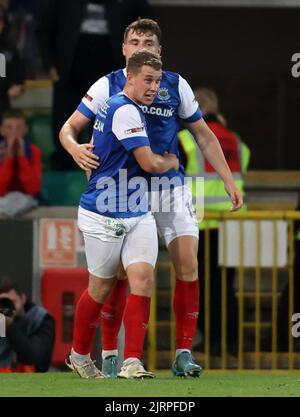 Kyle McClean de Linfield (obscurci) célèbre le premier but de son équipe lors du match de l'UEFA Europa Conference League à Windsor Park, Belfast. Date de la photo: Jeudi 25 août 2022. Banque D'Images