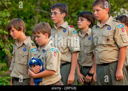 Les scouts portent des drapeaux américains qui seront brûlés lors d'une cérémonie de retrait de drapeau à la base aérienne de Columbus, à 3 juin 2011, à Columbus, Mississippi. Banque D'Images