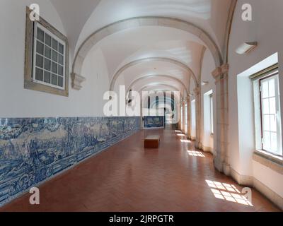 Couloir avec tuiles Azulejos à l'intérieur du monastère de São Vicente de Fora (monastère de Saint Vincent à l'extérieur des murs) à Lisbonne, Portugal. Banque D'Images