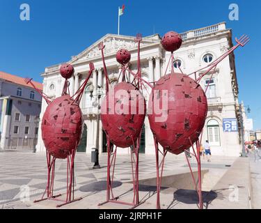 Statues d'œuvres d'art rouges à praça do município (place municipale) en face de l'hôtel de ville, Lisbonne, Portugal. Banque D'Images