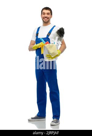 nettoyant masculin dans l'ensemble avec fournitures de nettoyage Banque D'Images