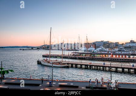 Oslo, Norvège - 13 août 2022 : vue sur le port et la ville au crépuscule. Prise de vue en exposition longue depuis la forteresse d'Akershus. Banque D'Images