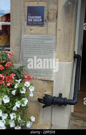 Deux versets d'un poème sportsmans installé à l'entrée latérale du célèbre Rutland Arms Hotel à Bakewell Banque D'Images