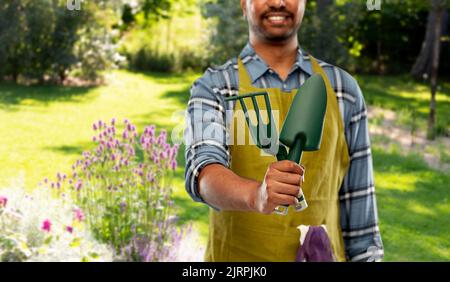 jardinier indien ou agriculteur avec des outils de jardin Banque D'Images