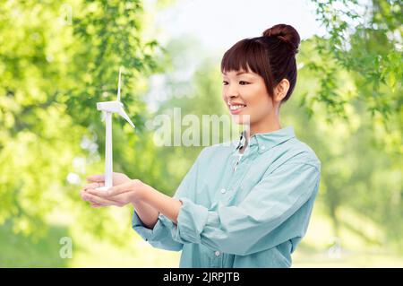 jeune femme asiatique souriante avec jouet éolienne Banque D'Images