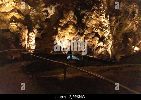 Jeune femme marchant sur le sentier d'entrée des natures dans la grotte de Carlsbad Banque D'Images