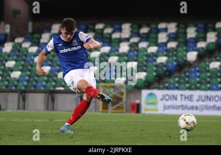 Ethan Devine de Linfield en action lors du tir de pénalité du match de l'UEFA Europa Conference League à Windsor Park, Belfast. Date de la photo: Jeudi 25 août 2022. Banque D'Images