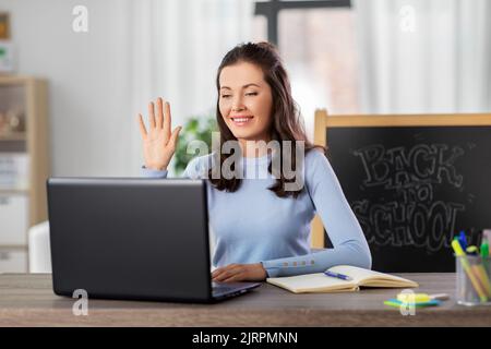 professeur avec ordinateur portable ayant cours en ligne à la maison Banque D'Images