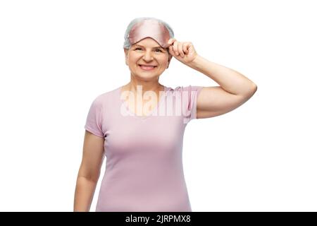 femme âgée en pyjama et masque de sommeil pour les yeux Banque D'Images