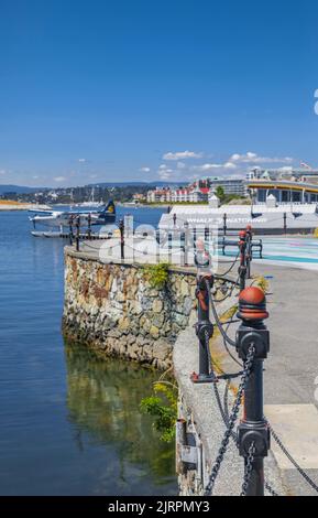 Paysage urbain de l'arrière-port de Victoria, C.-B., Canada pendant les vacances d'été. Destination touristique populaire avec des éco-excursions, des magasins uniques, de la nourriture près de la Banque D'Images