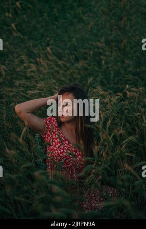 portrait de la jeune femme en été en herbe haute Banque D'Images