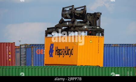 Conteneur de marchandises soulevé et empilé dans un chantier ferroviaire près de l'aéroport international O'Hare de Chicago. Banque D'Images