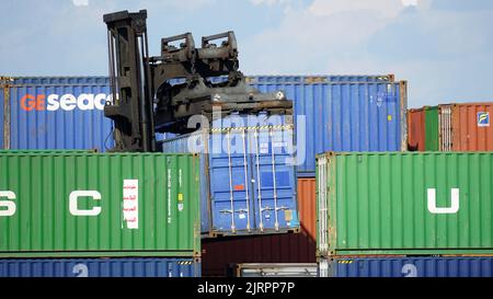 Conteneur de marchandises soulevé et empilé dans un chantier ferroviaire près de l'aéroport international O'Hare de Chicago. Banque D'Images