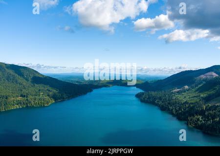 Vue aérienne du lac Cushman en juin Banque D'Images