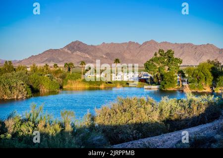 Une immense piscine d'étang le long de Yuma, Arizona Banque D'Images